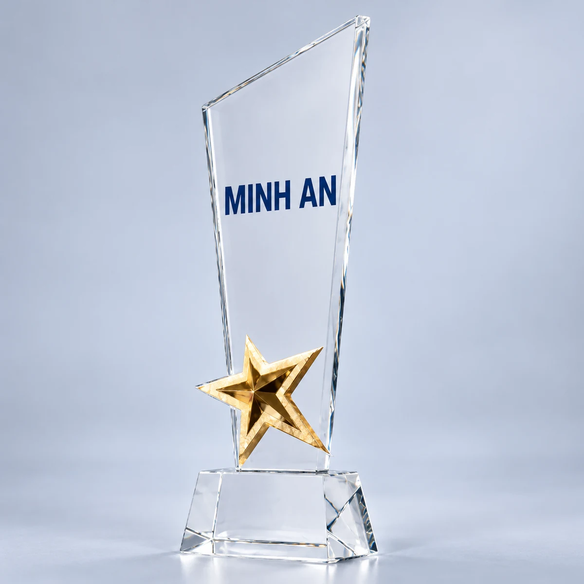 Biểu trưng pha lê 04 thân vát sao vàng – minh an trên vùng thân trống phía trên