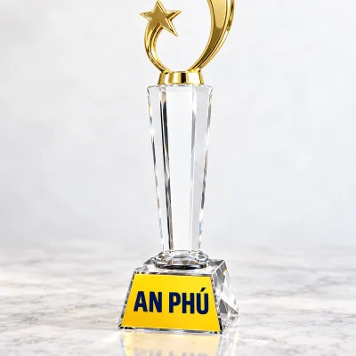 Biểu trưng pha lê 05 hai sao vàng thân trụ – demo an phú ở mặt trước đế