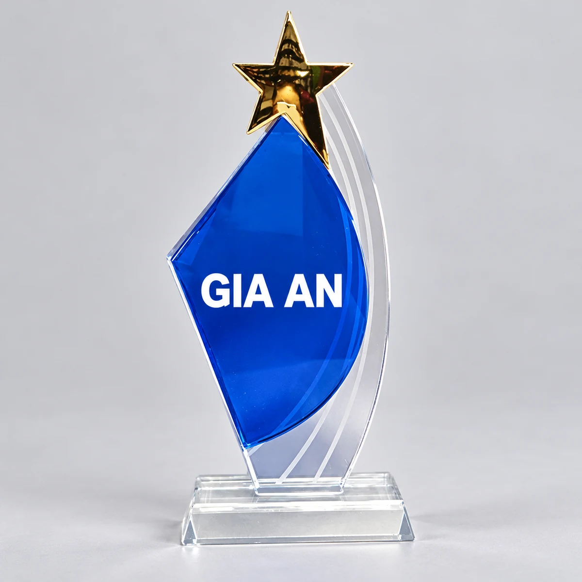 Biểu trưng pha lê 06 thân xanh viền cong sao vàng – gia an màu trắng trên vùng xanh trống