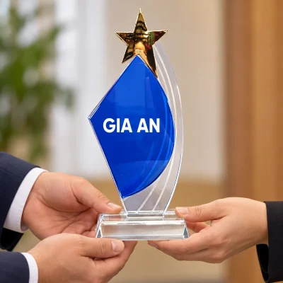 Biểu trưng pha lê 06 thân xanh viền cong sao vàng – cầm trao để mặt xanh và logo hướng về người nhận