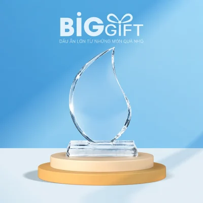 Biểu trưng pha lê mẫu 02 dáng ngọn lửa trên bục BigGift