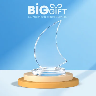 Biểu trưng pha lê mẫu 08 dáng cánh buồm trên bục BigGift
