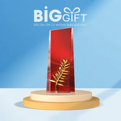 Biểu trưng pha lê 10 đỏ nhánh lá vàng trên bục BigGift