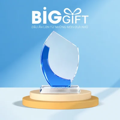 Biểu trưng mẫu 11 viền cong xanh trên bục BigGift
