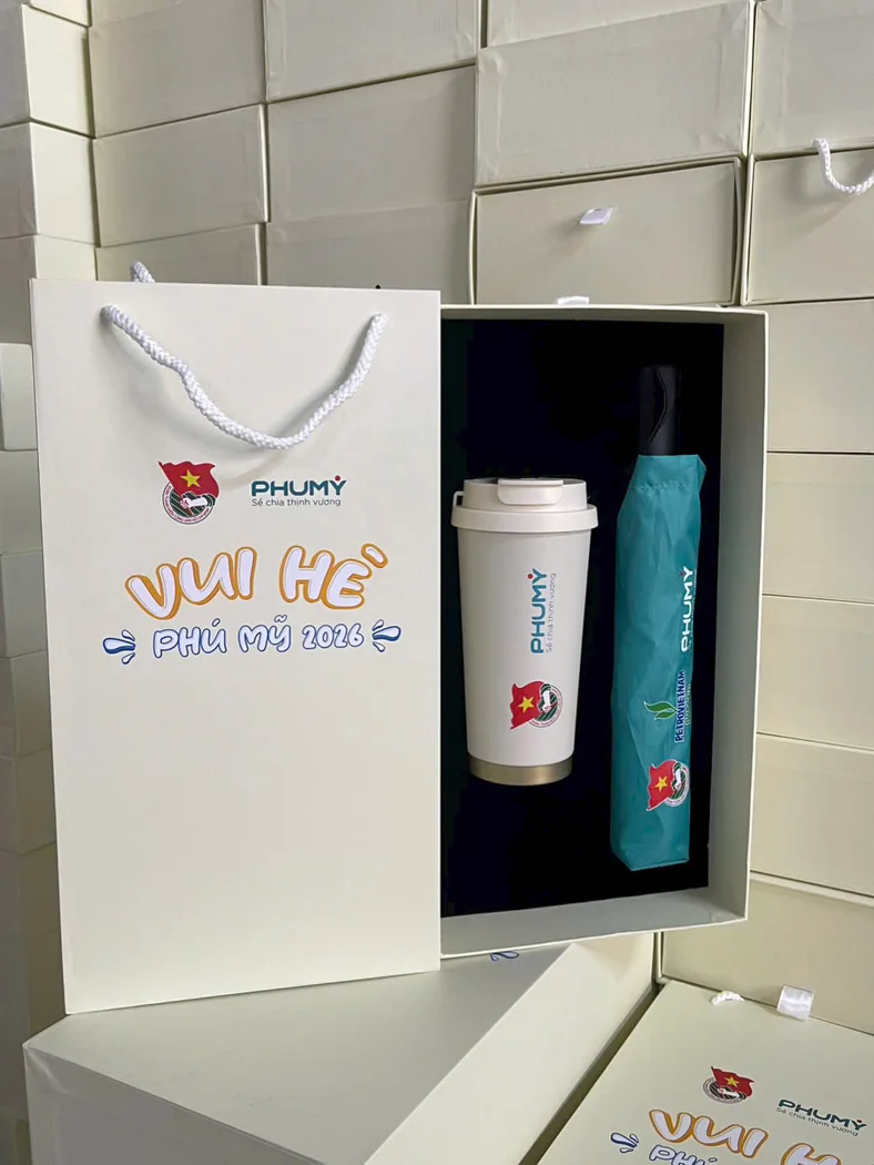Hộp qu&agrave; mở c&oacute; cốc giữ nhiệt v&agrave; &ocirc; in logo, b&ecirc;n cạnh t&uacute;i giấy c&ugrave;ng mẫu