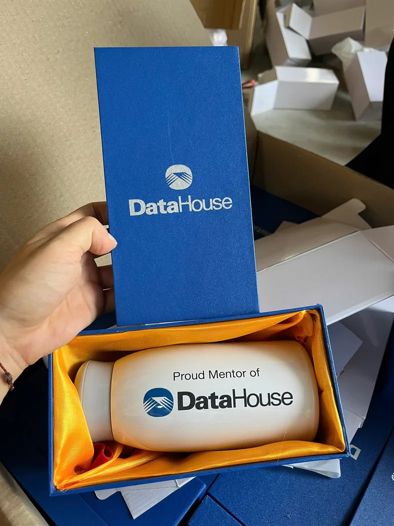 B&igrave;nh m&agrave;u s&aacute;ng in logo DataHouse nằm ngang trong hộp xanh c&oacute; l&oacute;t vải