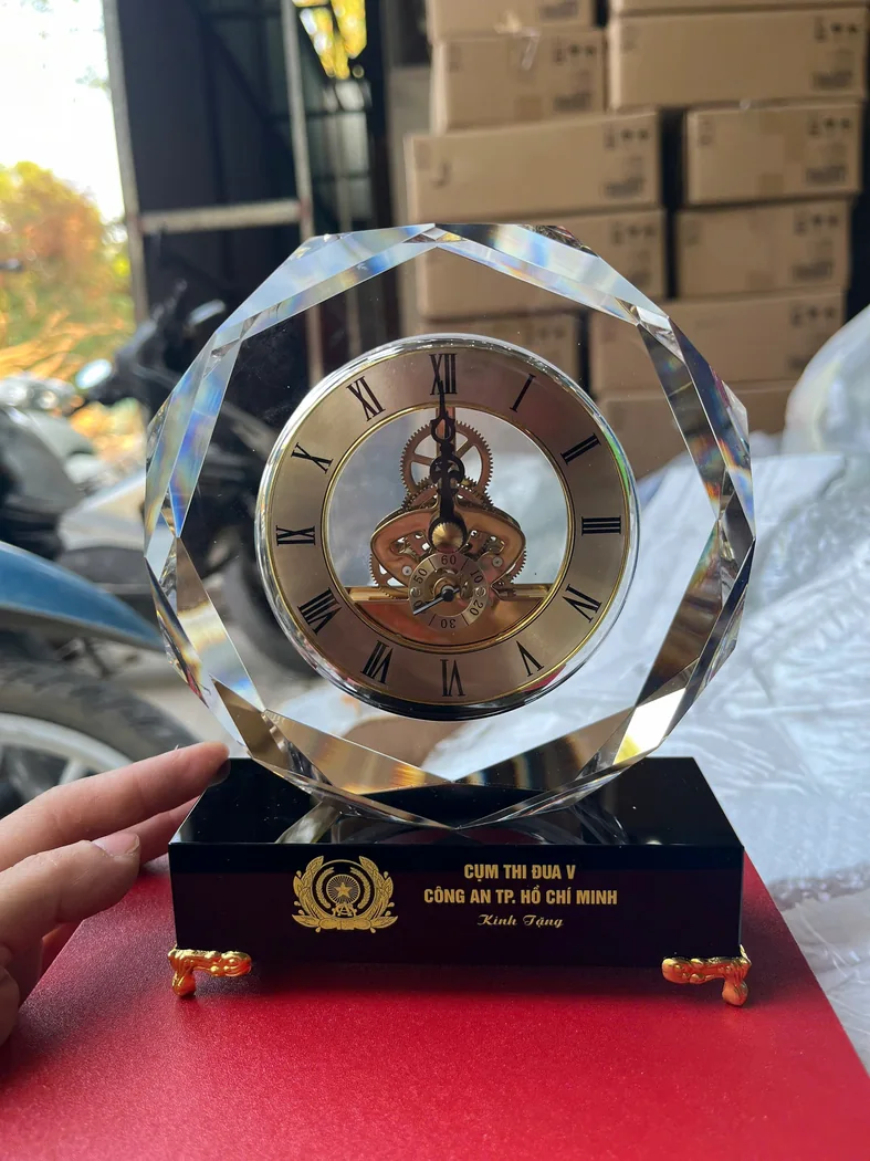 Biểu trưng pha l&ecirc; dạng đồng hồ c&oacute; nội dung vinh danh tr&ecirc;n đế