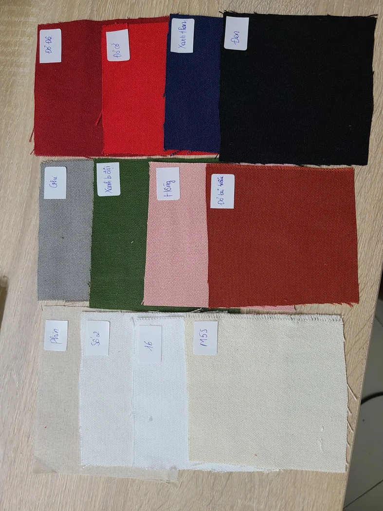 Nhiều miếng vải canvas c&oacute; m&agrave;u v&agrave; kết cấu kh&aacute;c nhau đặt th&agrave;nh bảng mẫu