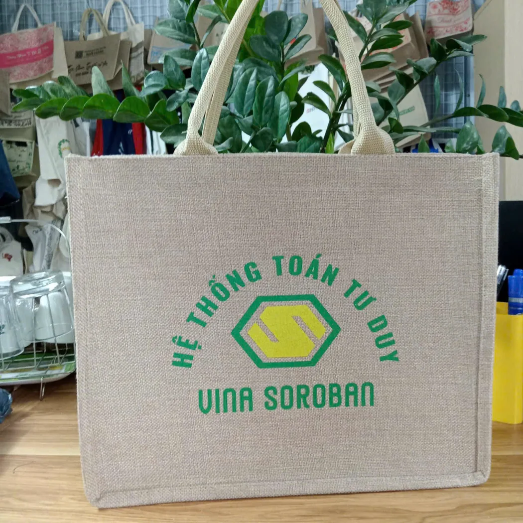 T&uacute;i vải in logo với quai v&agrave; th&acirc;n t&uacute;i được chụp r&otilde;