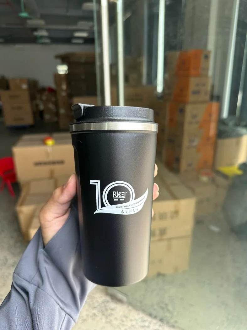 Người cầm cốc giữ nhiệt in logo để kiểm c&aacute;ch sử dụng