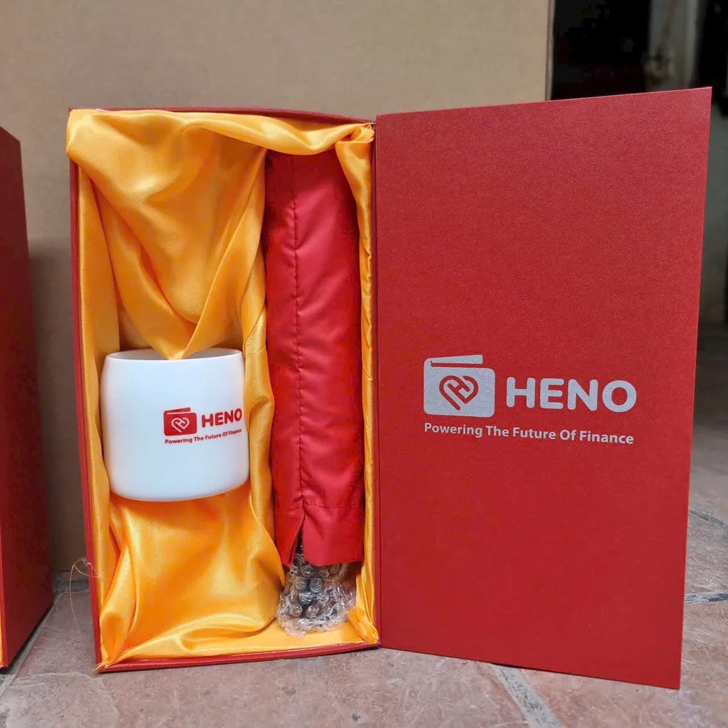 Hộp satin đỏ chứa cốc v&agrave; &ocirc; c&ugrave;ng in logo HENO
