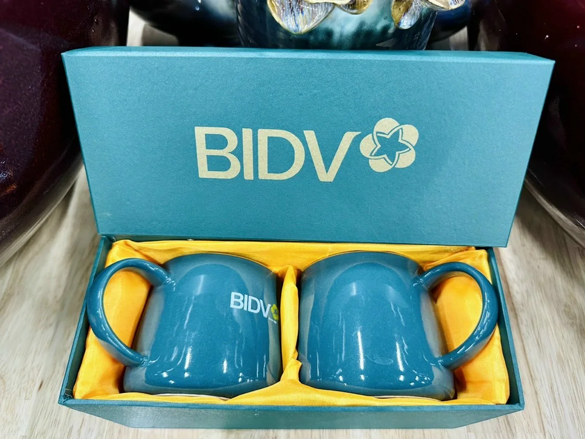 Hai cốc sứ in logo BIDV nằm trong hộp qu&agrave; c&oacute; lớp l&oacute;t