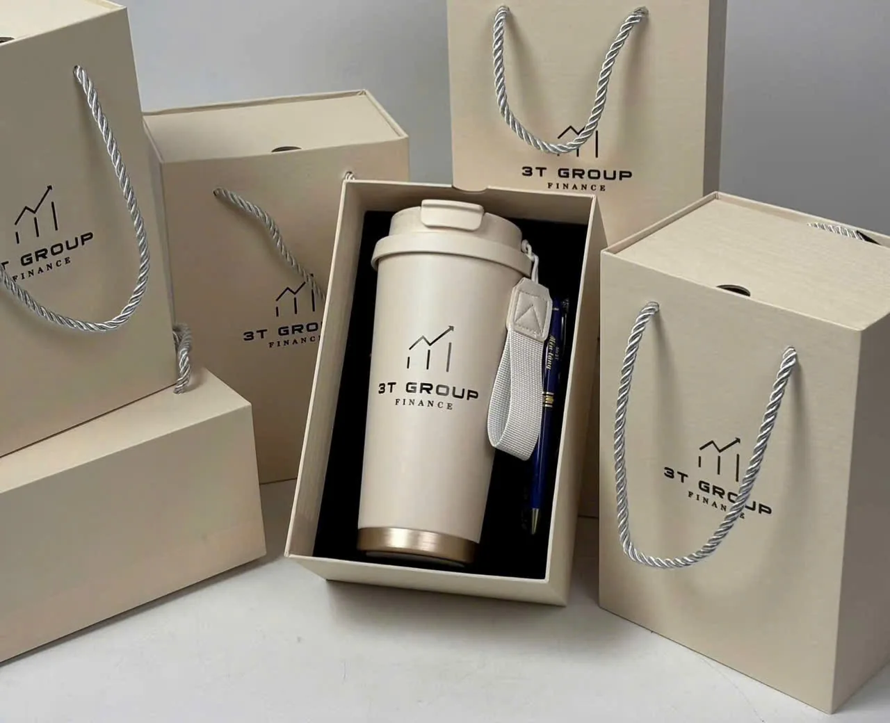 Nhiều t&uacute;i hộp kem c&ugrave;ng mẫu 3T Group với b&igrave;nh in dấu được xếp th&agrave;nh l&ocirc;