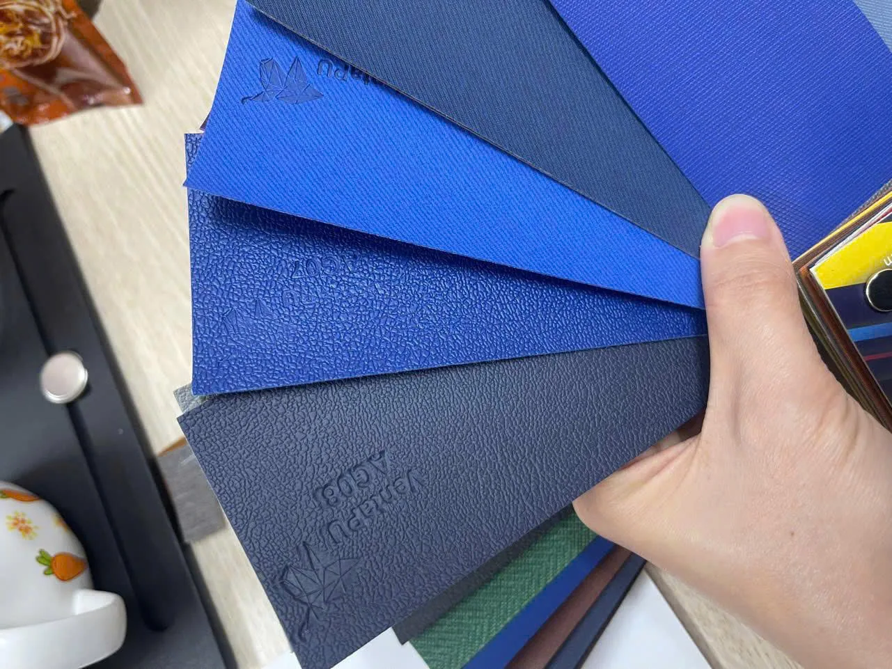 Tay cầm nhiều mẫu da sổ xanh với sắc độ và bề mặt khác nhau