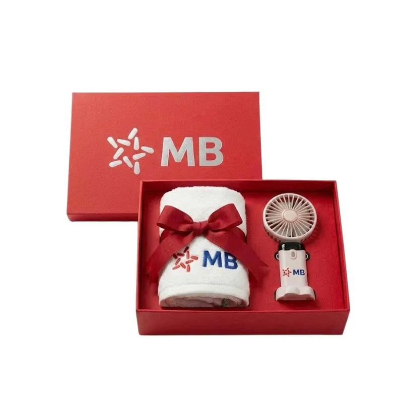 Khăn v&agrave; quạt cầm tay in logo MB đặt trong khay hộp đỏ