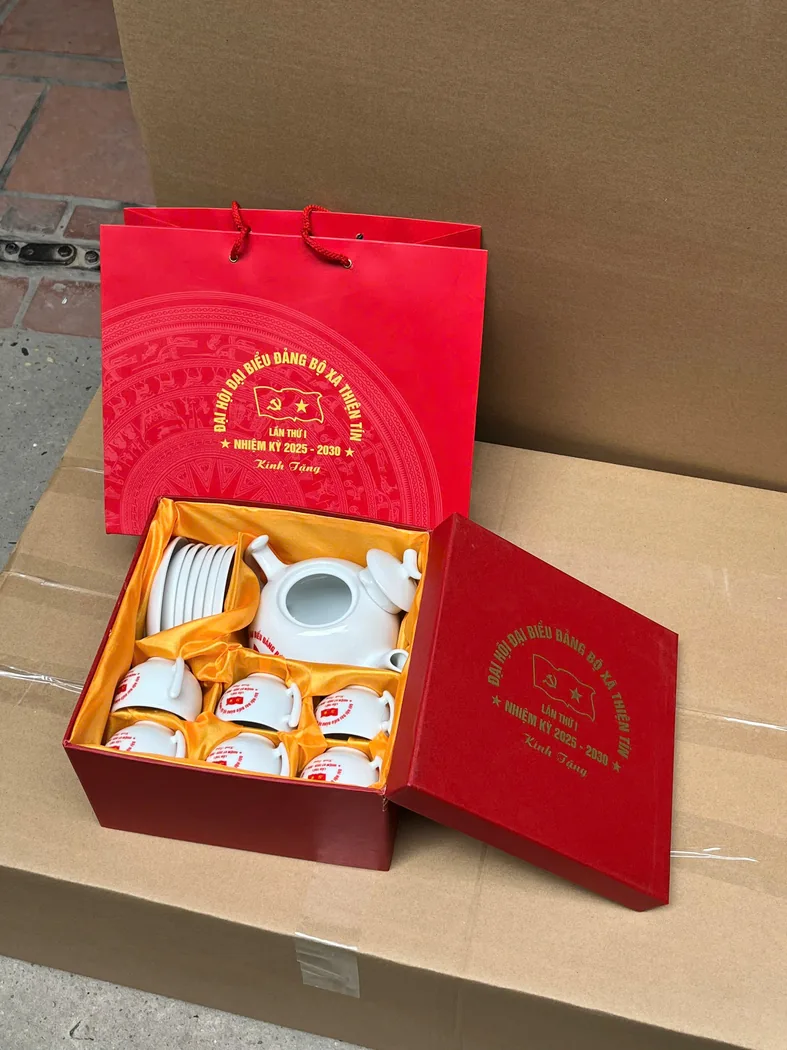 Bộ qu&agrave; ấm ch&eacute;n in logo kh&aacute;ch đặt tr&ecirc;n th&ugrave;ng carton giao h&agrave;ng c&ugrave;ng hộp v&agrave; t&uacute;i qu&agrave;