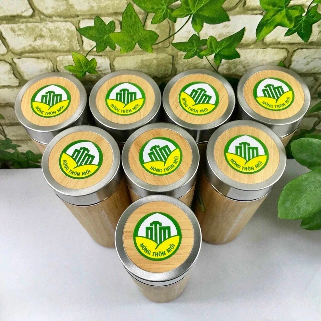 Bảy nắp b&igrave;nh m&agrave;u gỗ c&ugrave;ng in logo xanh được xếp th&agrave;nh nh&oacute;m