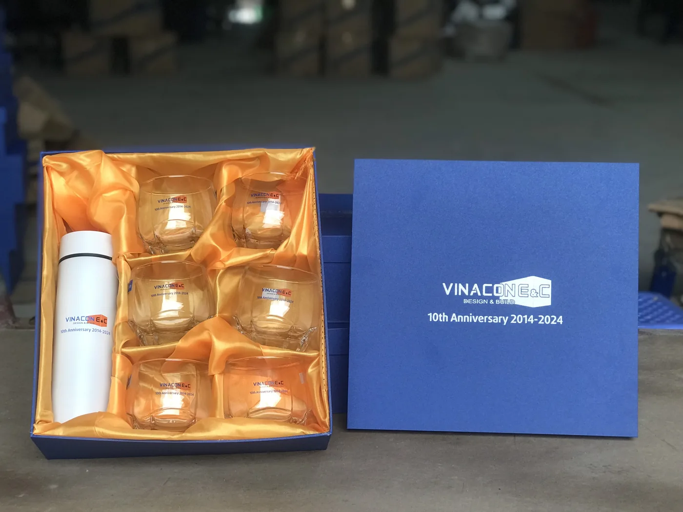 Bộ quà cốc thủy tinh nhiều món in dấu VINACON trong hộp xanh
