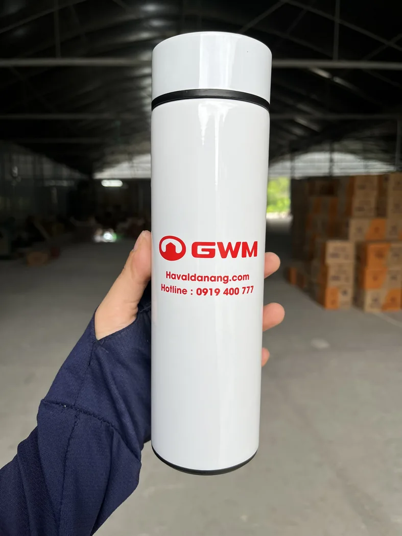 B&igrave;nh m&agrave;u trắng in t&ecirc;n đơn vị v&agrave; th&ocirc;ng tin li&ecirc;n hệ được cầm tại kho