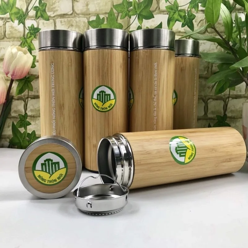 B&igrave;nh vỏ tre in logo đặt c&ugrave;ng nắp, l&otilde;i th&eacute;p v&agrave; bộ lọc th&aacute;o rời