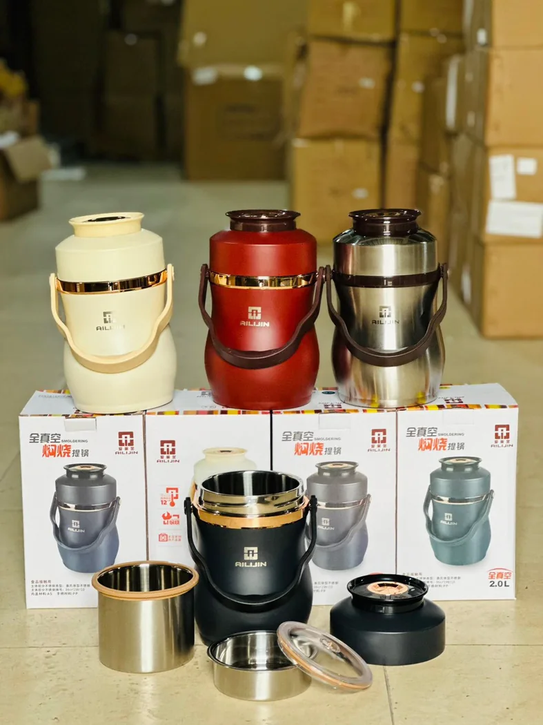 Nhiều biến thể hộp cơm đặt cạnh bao b&igrave; v&agrave; c&aacute;c khay rời