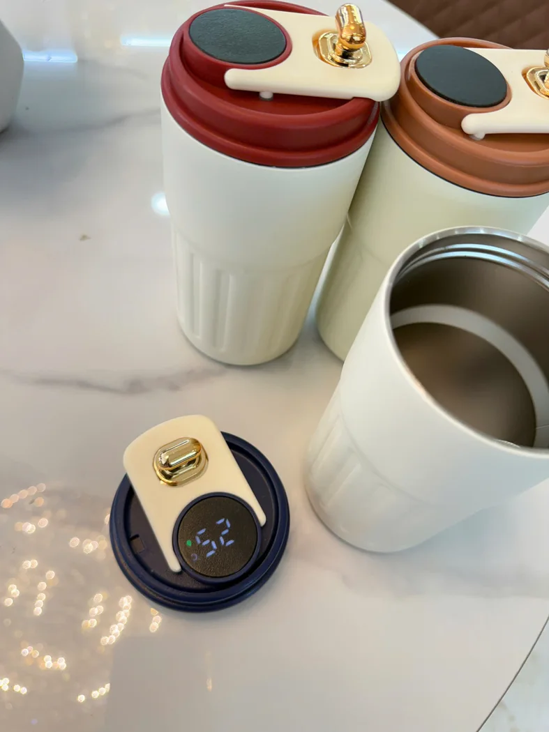C&aacute;c cốc m&agrave;u kem c&oacute; nắp, một cốc mở để thấy phần l&ograve;ng v&agrave; nắp rời