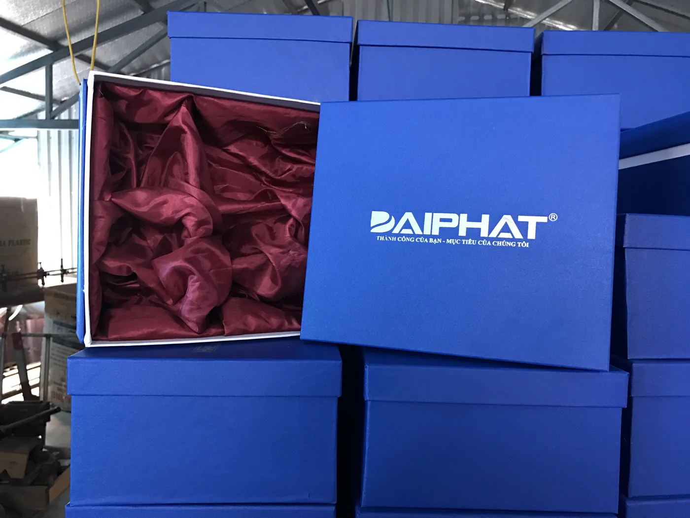 Nhiều hộp xanh in Đại Ph&aacute;t v&agrave; một hộp mở c&oacute; lớp l&oacute;t đỏ