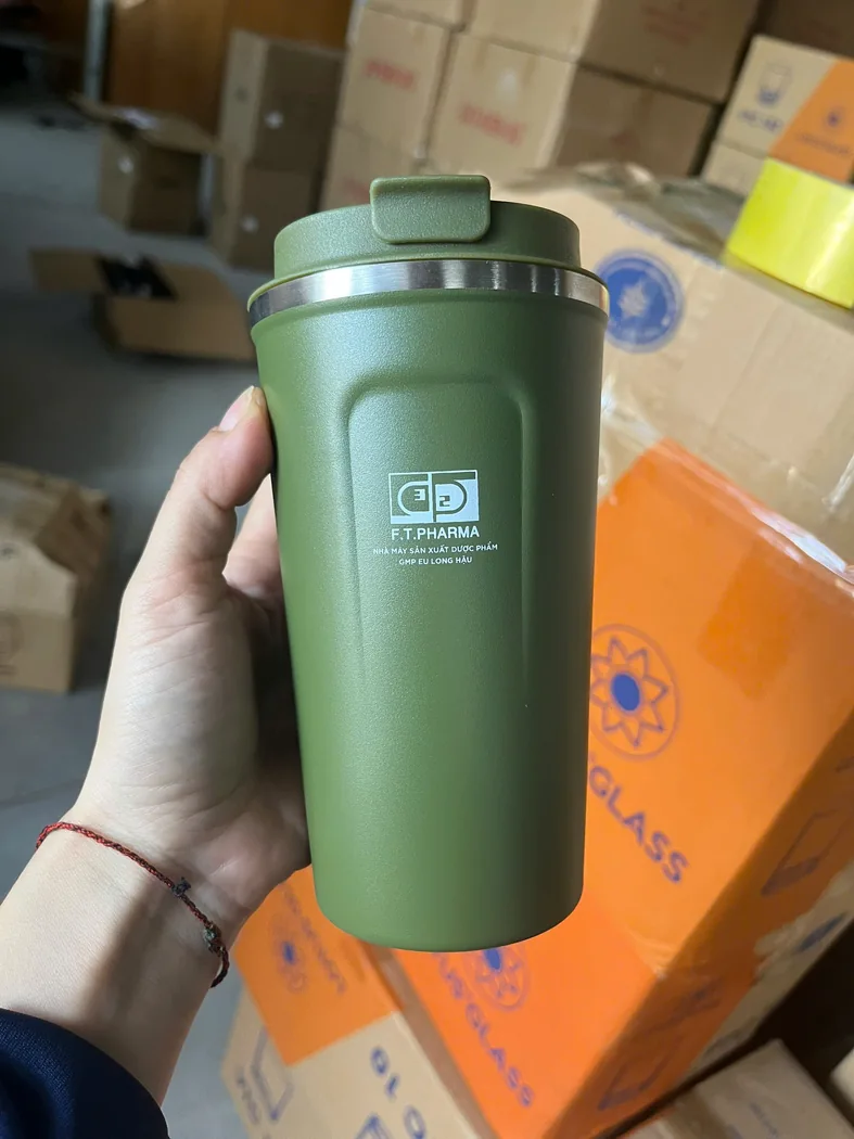 B&igrave;nh xanh in logo kh&aacute;ch h&agrave;ng với nắp bật được chụp cận cảnh