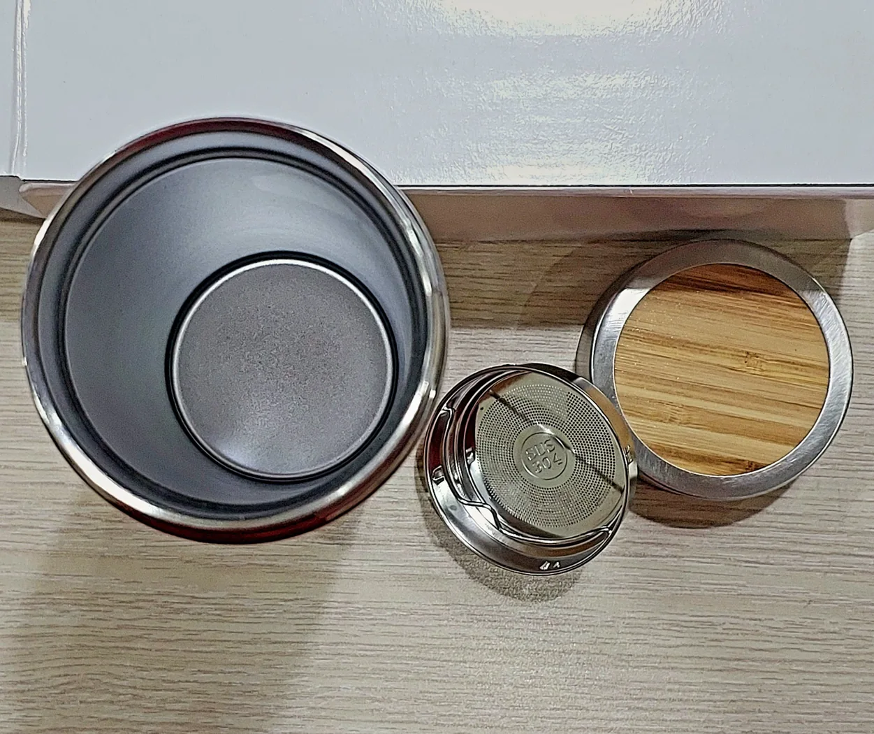 B&igrave;nh th&eacute;p với nắp v&agrave; bộ lọc th&aacute;o rời để thấy c&aacute;c phần cấu tạo