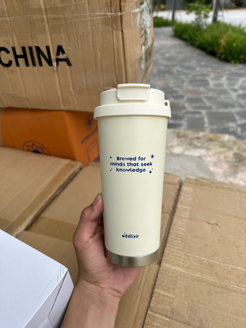 Ly trắng in dấu với phần nắp được đ&oacute;ng trước hộp sản phẩm