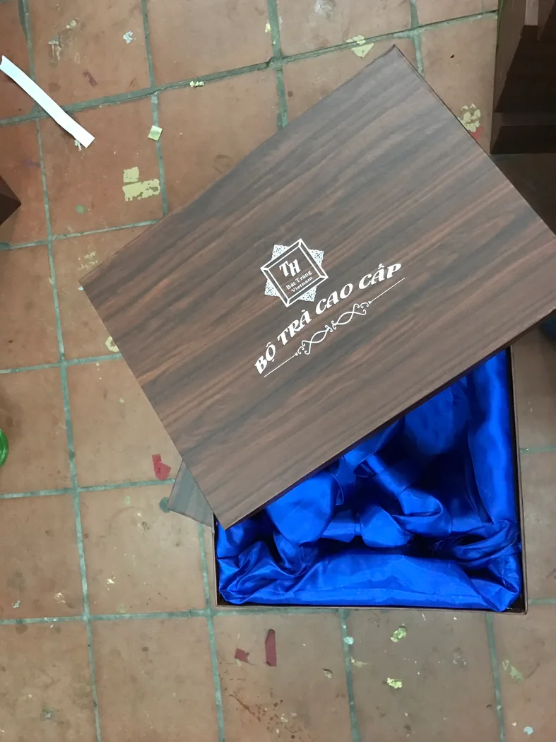 Hộp bộ tr&agrave; c&oacute; bề mặt v&acirc;n n&acirc;u v&agrave; lớp l&oacute;t xanh