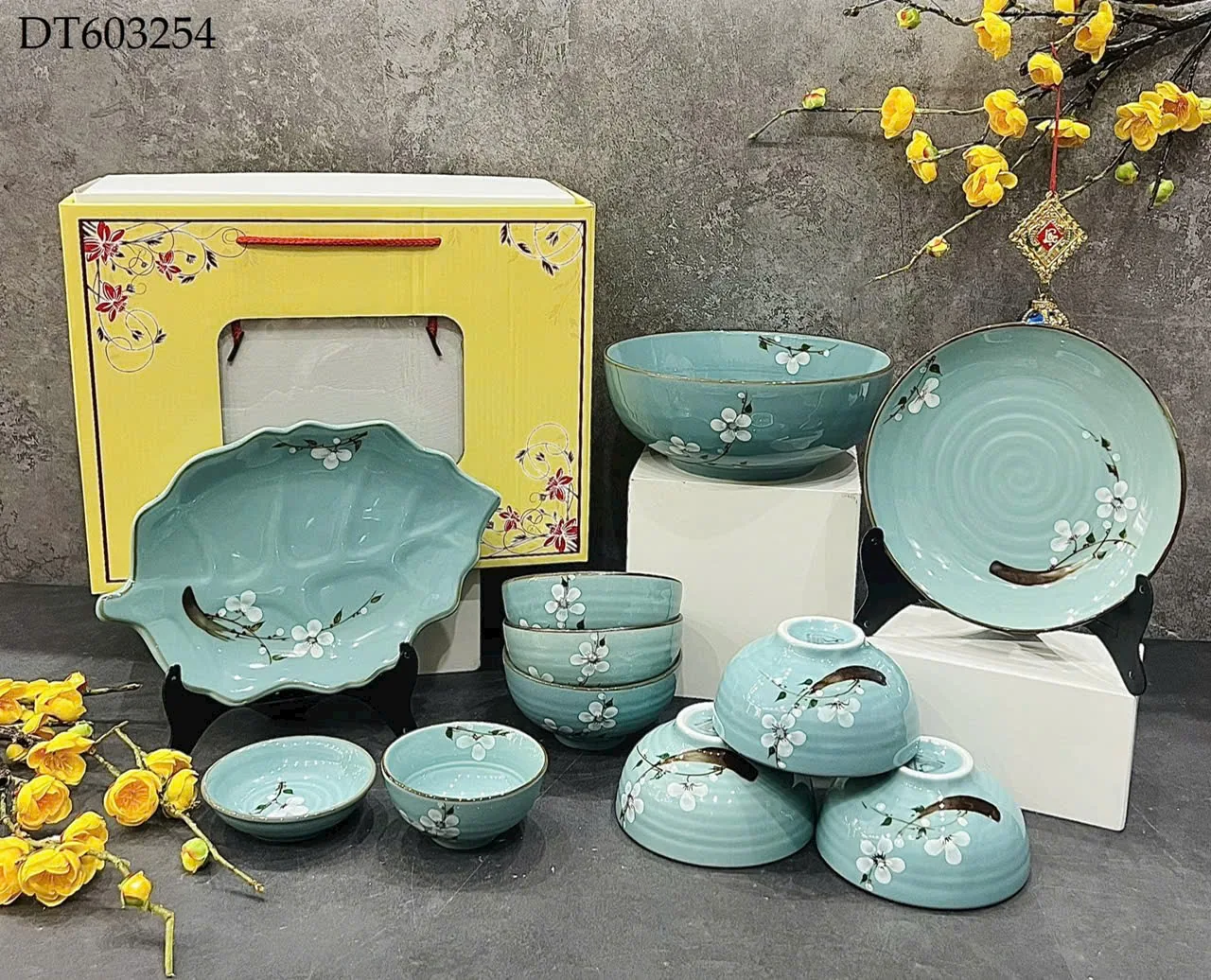 Bộ b&aacute;t đĩa men xanh với nhiều b&aacute;t đĩa v&agrave; hộp qu&agrave;