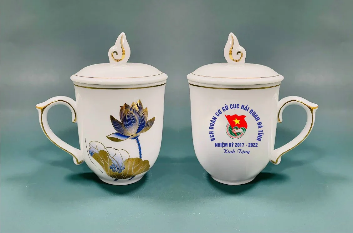 Hai cốc sứ c&oacute; nắp với hoa văn v&agrave; logo kh&aacute;ch h&agrave;ng ở hai mặt