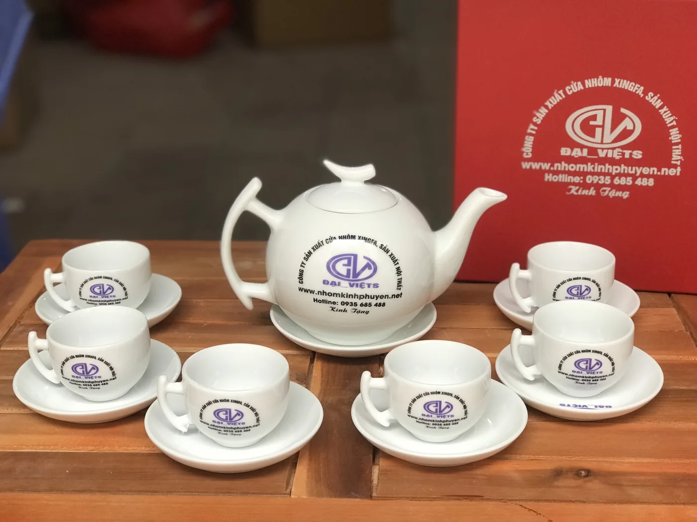 Bộ ấm ch&eacute;n in dấu kh&aacute;ch h&agrave;ng tr&ecirc;n ấm, ch&eacute;n v&agrave; hộp đỏ