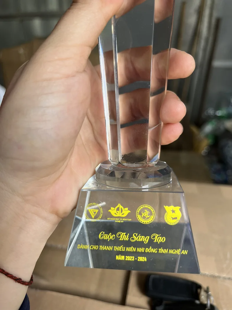 Tay cầm phần th&acirc;n v&agrave; đế của kỷ niệm chương trong suốt để xem mối nối