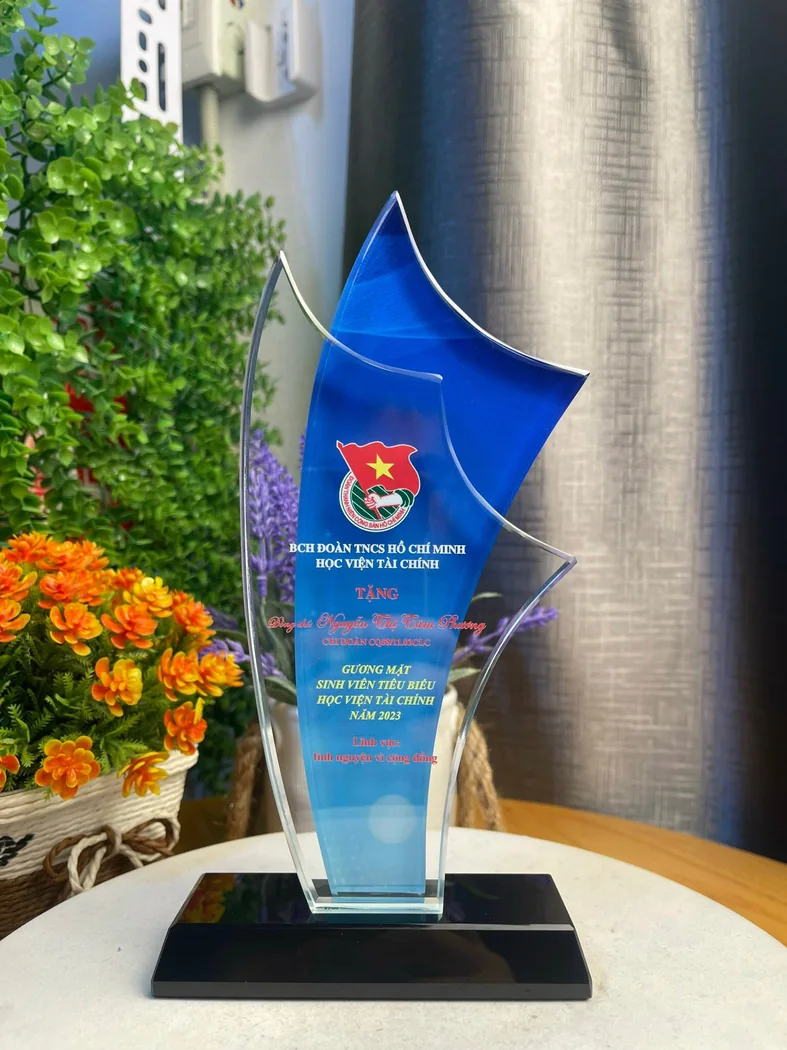 Kỷ niệm chương xanh in chữ tri &acirc;n, năm v&agrave; t&ecirc;n thương hiệu tr&ecirc;n th&acirc;n v&agrave; đế