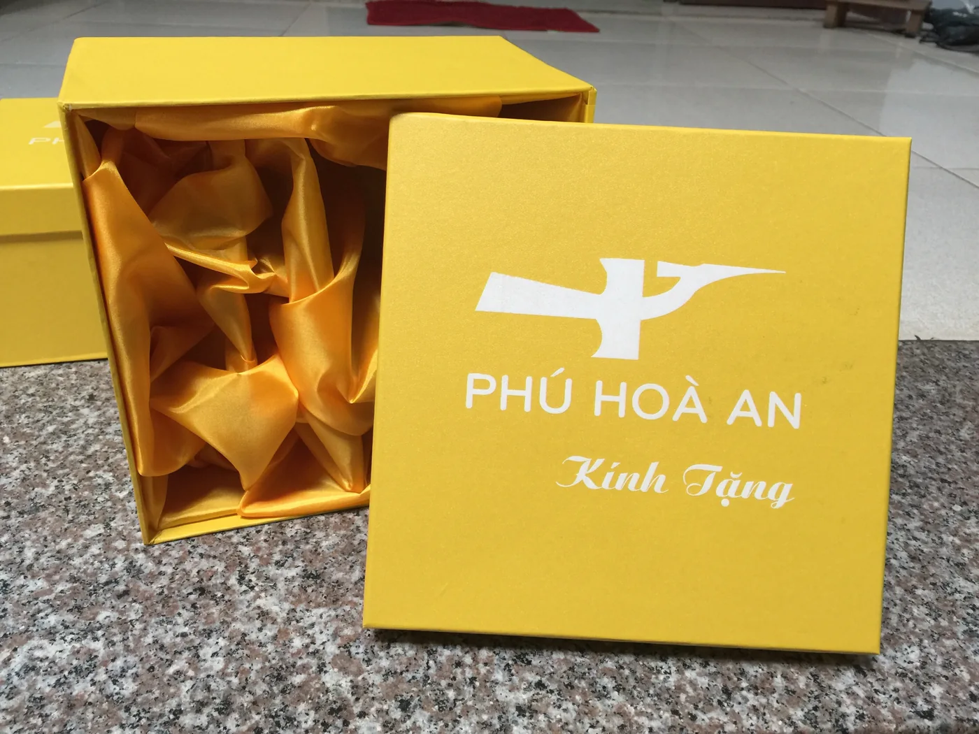 Nắp hộp v&agrave;ng in Ph&uacute; Ho&agrave; An v&agrave; d&ograve;ng K&iacute;nh Tặng