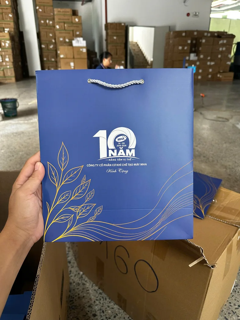 T&uacute;i qu&agrave; in dấu kỷ niệm được chụp c&ugrave;ng kiện h&agrave;ng trong kho