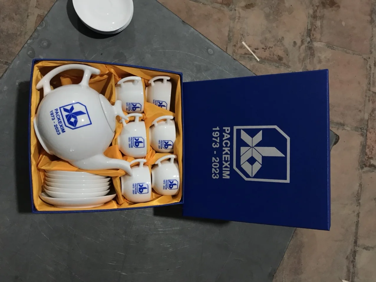 Bộ ấm ch&eacute;n sứ in dấu xanh tr&ecirc;n bề mặt cong