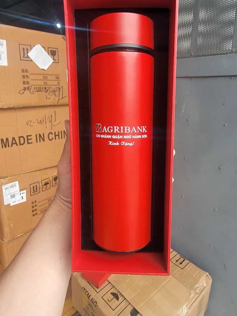 B&igrave;nh đỏ in logo trong hộp cho thấy khoảng c&aacute;ch phần in tới nắp v&agrave; th&acirc;n b&igrave;nh