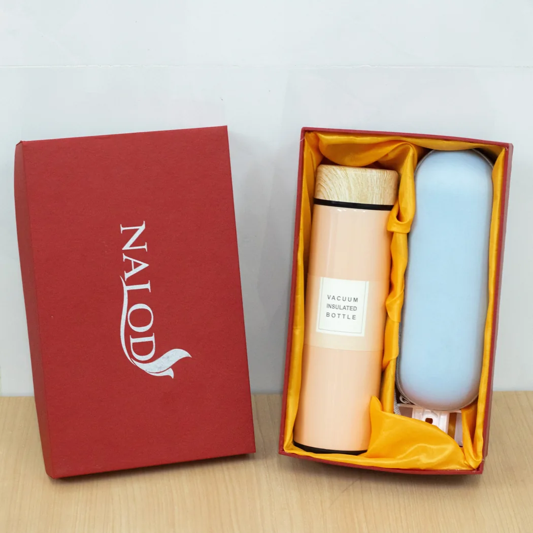 B&igrave;nh v&agrave; hộp đựng đặt trong hộp qu&agrave; đỏ l&oacute;t vải v&agrave;ng, b&ecirc;n cạnh nắp in t&ecirc;n mẫu