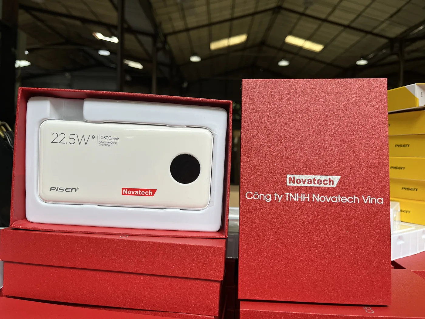 Sạc dự ph&ograve;ng trong hộp đỏ c&oacute; in c&aacute;c con số 22,5 W v&agrave; 10.500 mAh