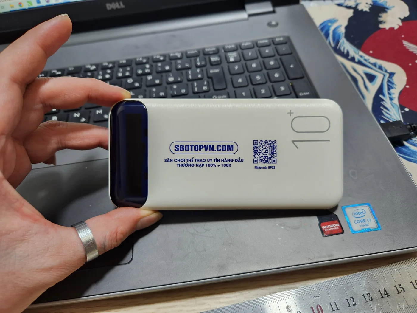 Tay cầm sạc dự ph&ograve;ng in biểu trưng v&agrave; m&atilde; QR ở mặt trước