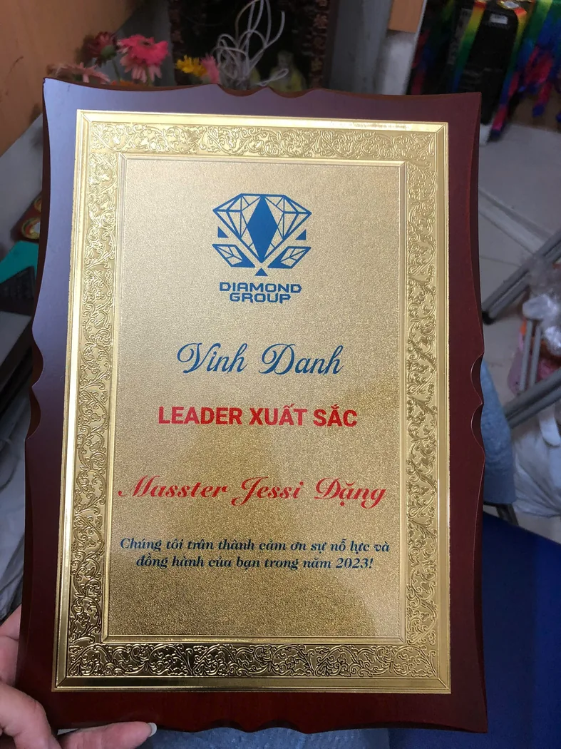Bảng vinh danh c&oacute; khung nền m&agrave;u n&acirc;u v&agrave; mặt kim loại in chữ