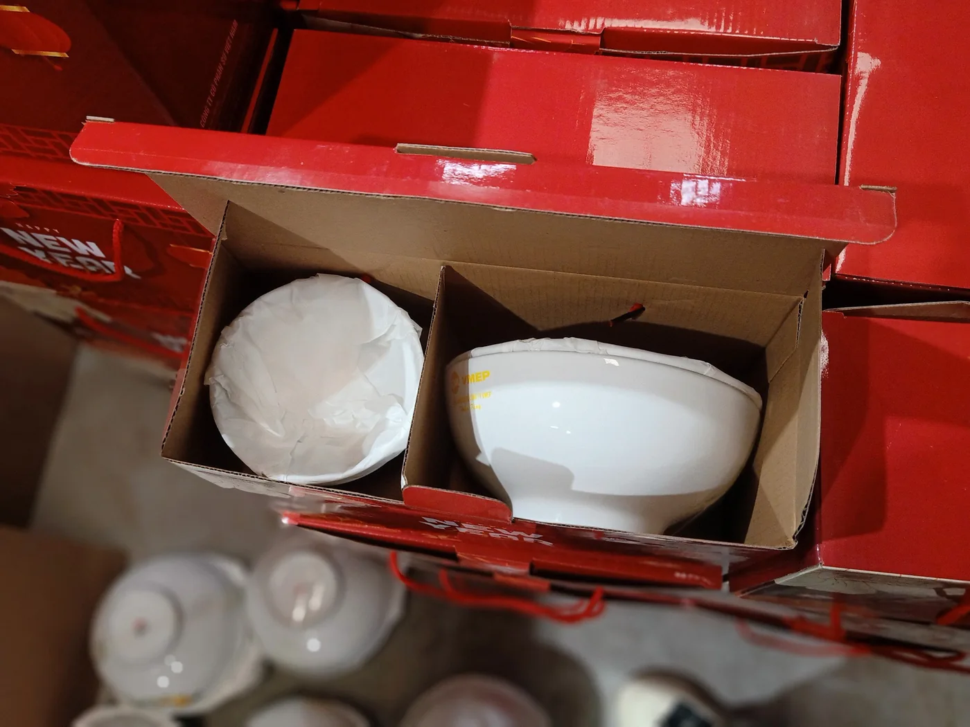 B&aacute;t sứ trong hộp carton c&oacute; v&aacute;ch chia v&agrave; giấy bọc