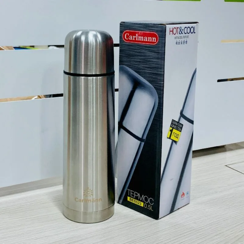 B&igrave;nh inox Carlmann đặt cạnh hộp in t&ecirc;n mẫu BES523 v&agrave; dung t&iacute;ch 0,5 l&iacute;t