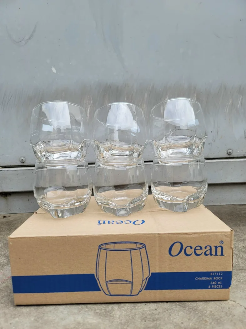 S&aacute;u cốc thủy tinh xếp tr&ecirc;n th&ugrave;ng carton c&oacute; nh&atilde;n Ocean v&agrave; m&atilde; mẫu