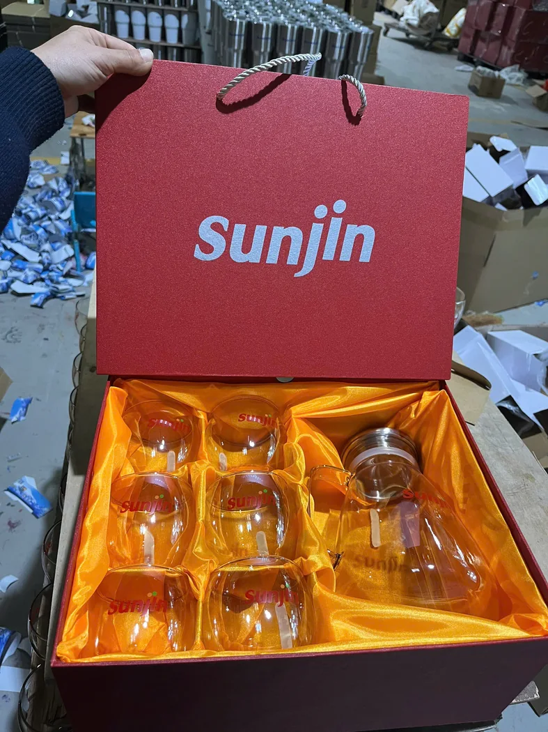 Bộ ly thủy tinh in logo Sunjin trong hộp đỏ l&oacute;t vải cam tại khu vực đ&oacute;ng qu&agrave;