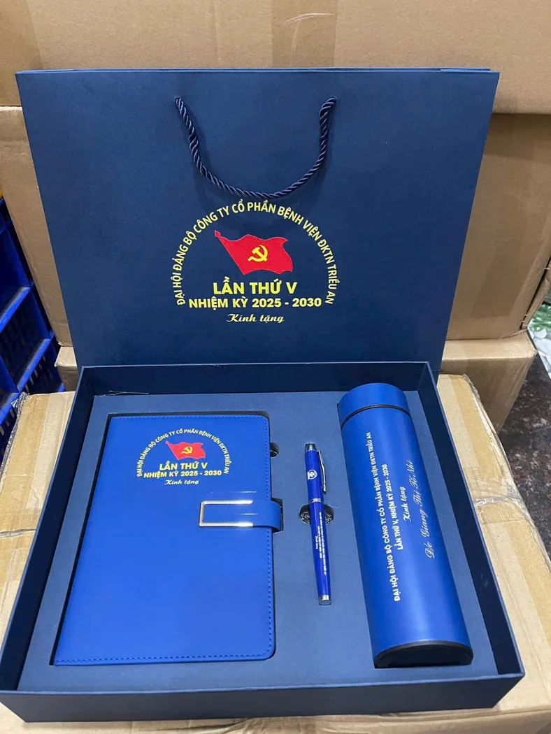 Bộ qu&agrave; xanh gồm sổ, b&uacute;t, b&igrave;nh v&agrave; hộp c&ugrave;ng in nội dung sự kiện