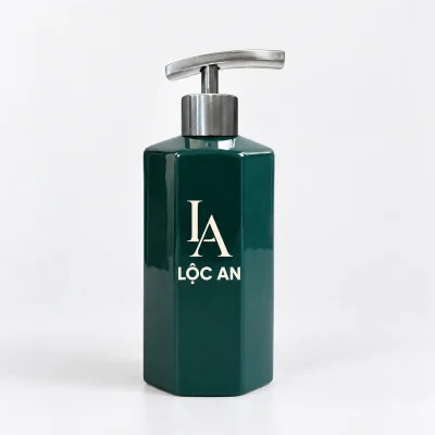 Bình gốm có vòi inox bát giác 250 ml, men xanh đậm – logo kem rõ trên khoảng xanh trống